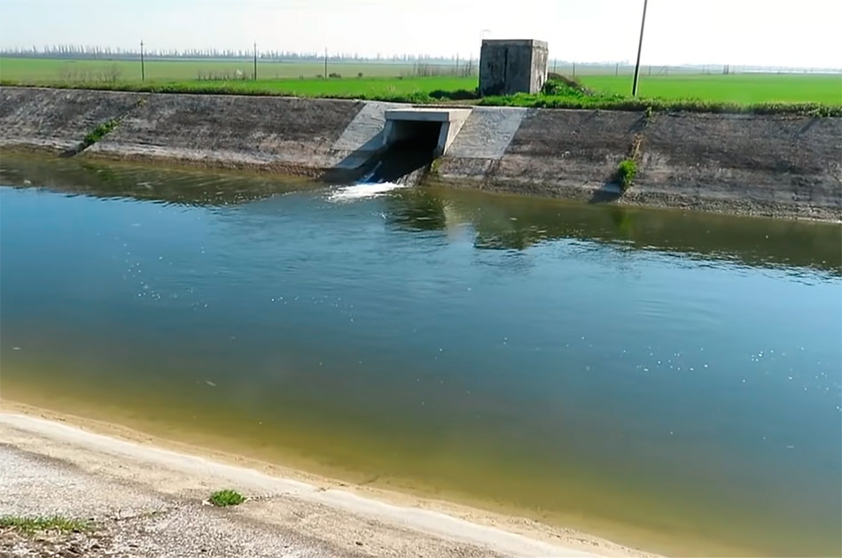 В Северо-Крымский канал пустили воду из местной речки