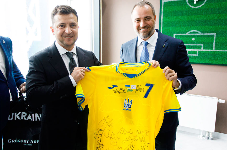 В УЕФА потребовали от Украины удалить с футболок надпись «Героям слава»
