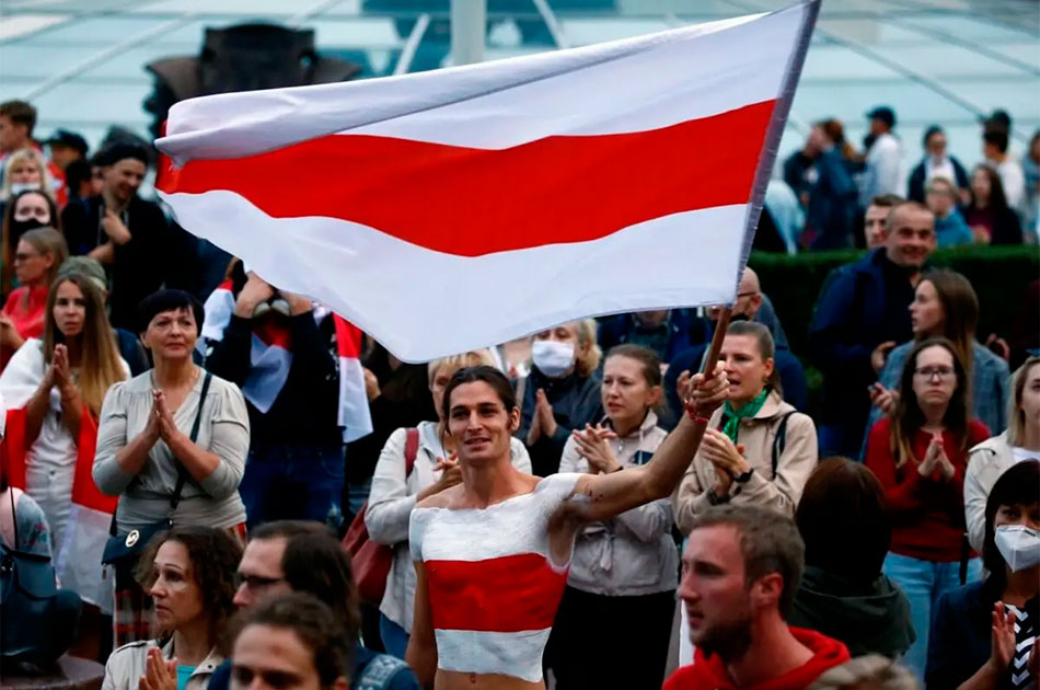 Бело-красно-белый флаг и лозунг «Жыве Беларусь» попадут под запрет