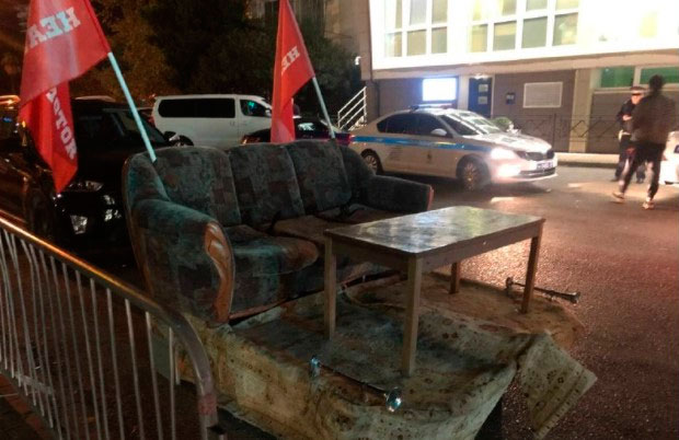 В Сочи оштрафовали владельца дивана на колесах