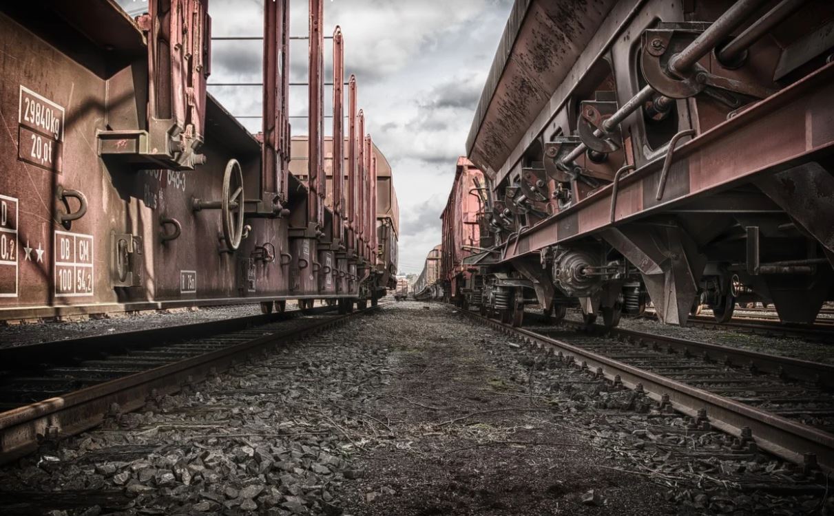 Вагоны грузового поезда сошли с рельсов в Казахстане и упали в Иртыш