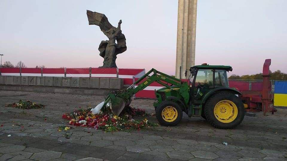 В Риге бульдозер сгреб цветы, возложенные в День Победы у памятника освободителям (видео)