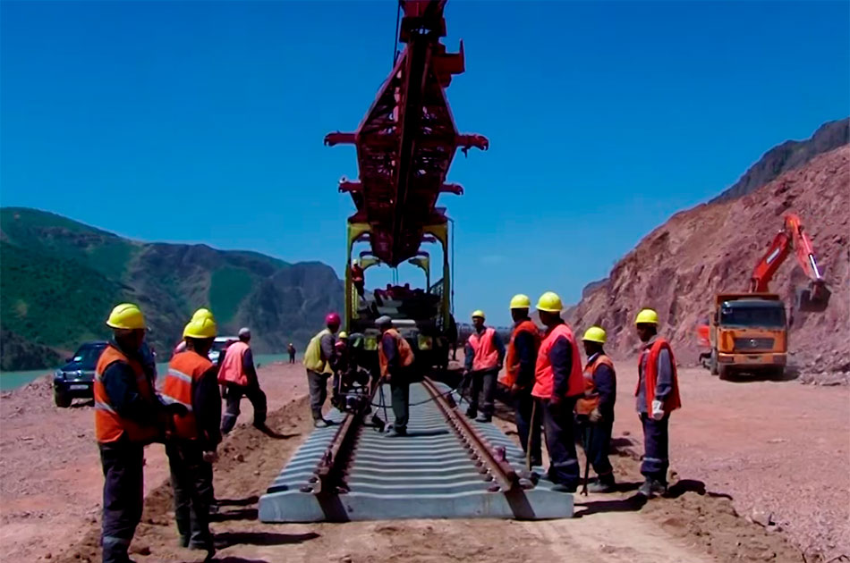 Узбекистан отремонтирует поврежденную железную дорогу в Афганистане за полцены
