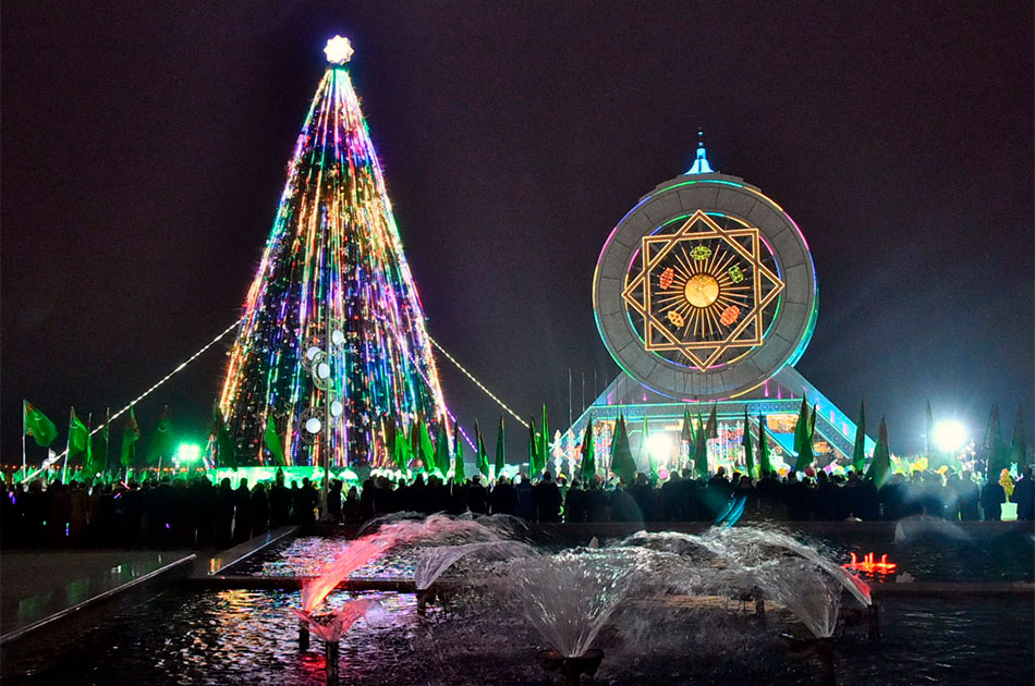 Самая высокая новогодняя елка на постсоветском пространстве установлена в Туркмении