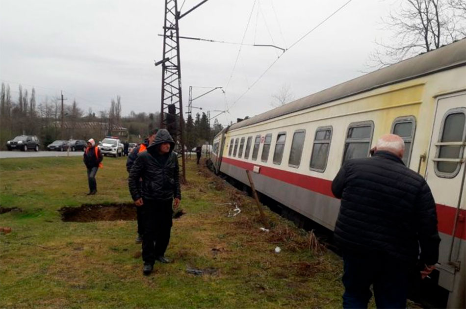 Пассажирский поезд сошел с рельсов в Грузии